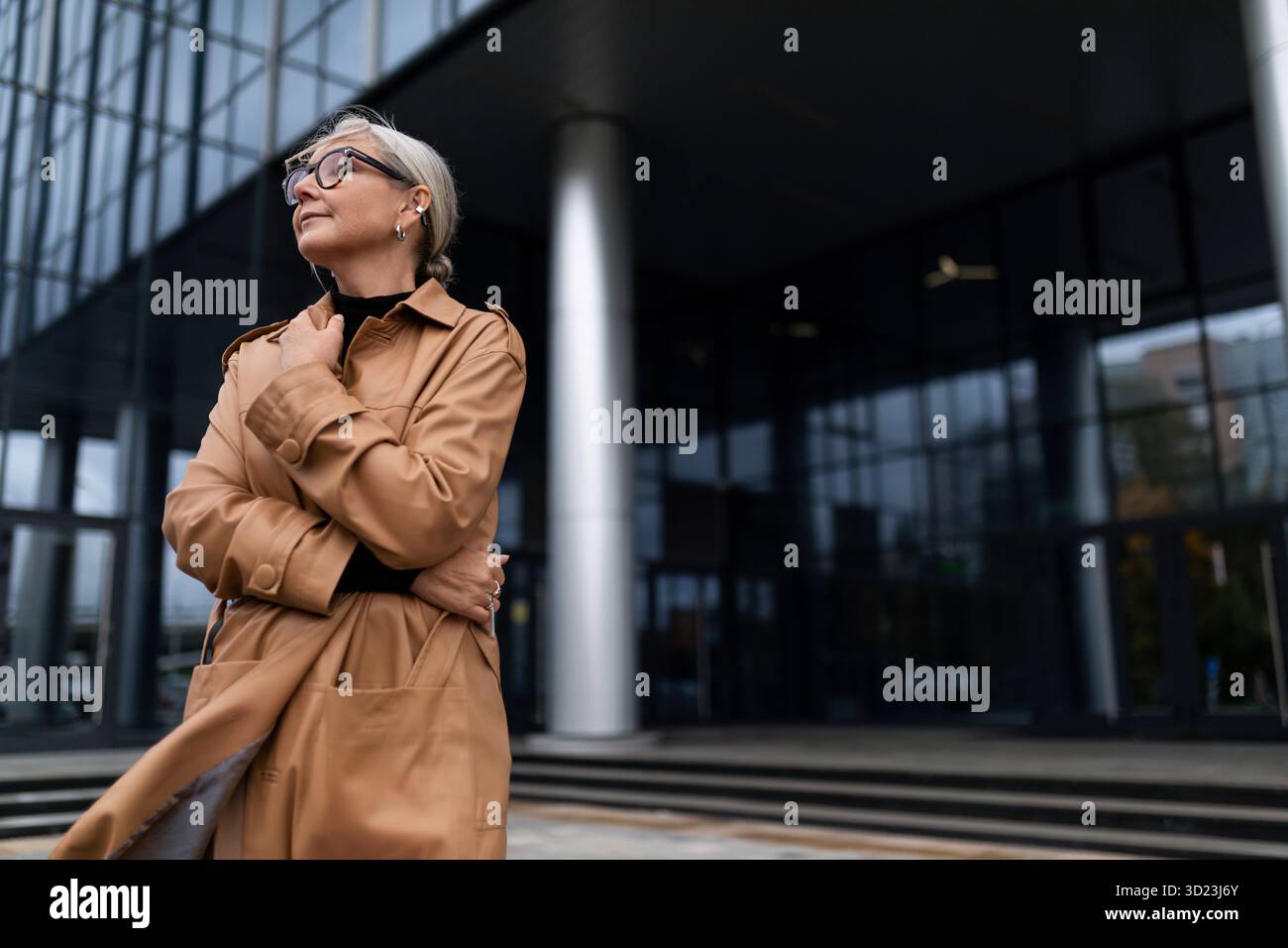 Élégante femme caucasienne mature à l'extérieur Banque D'Images