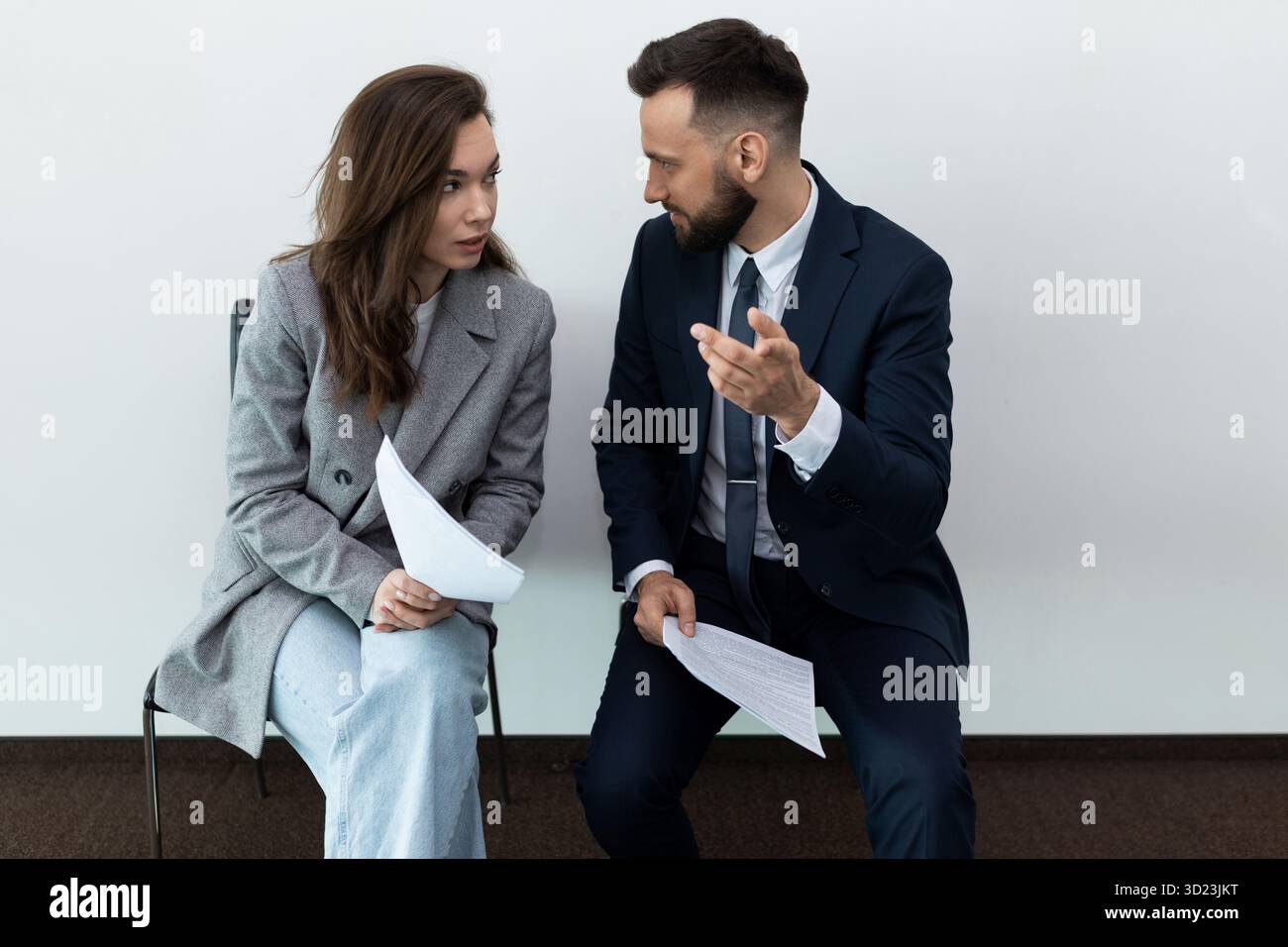 Les collègues s'alignent les uns sur les autres avant de prendre une décision importante au bureau Banque D'Images