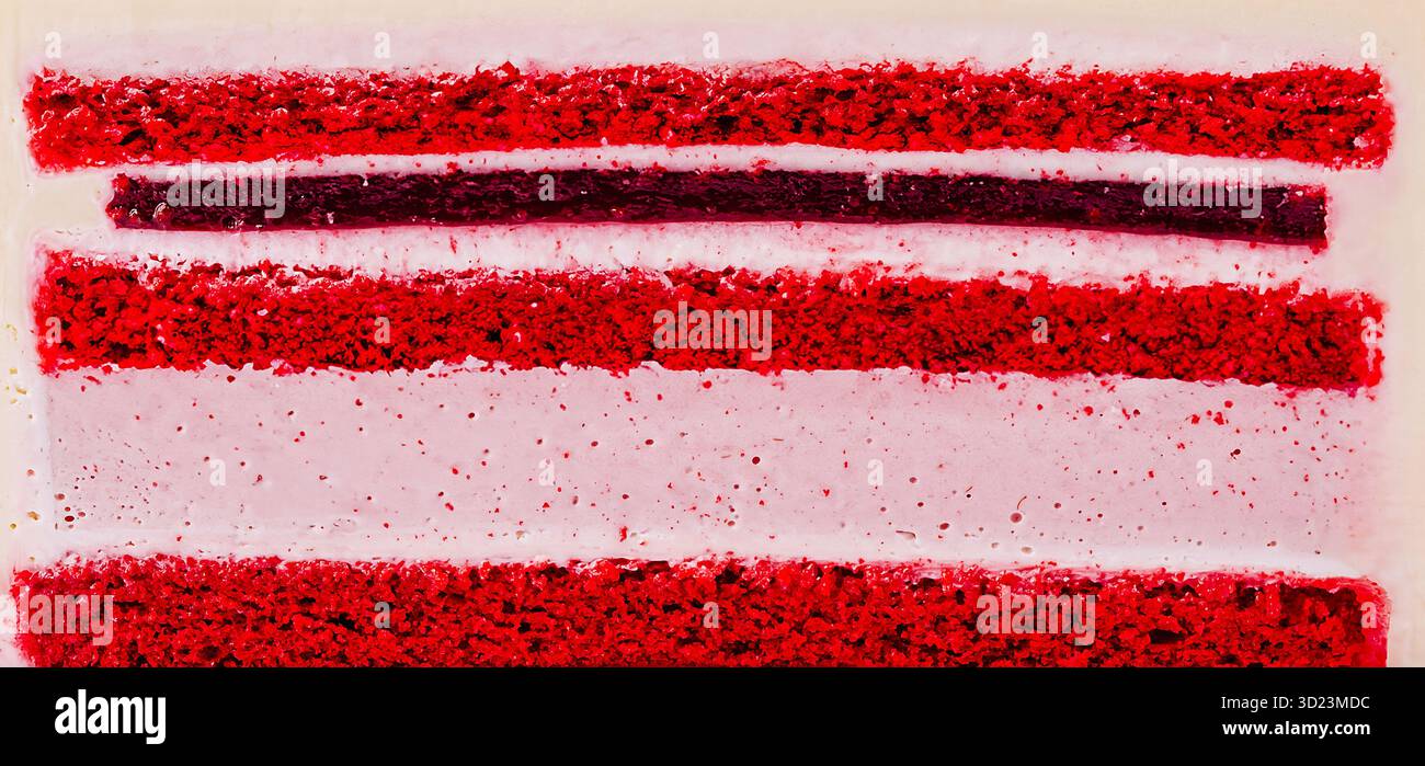 Gâteau de velours rouge vif avec glaçage à la crème sur une surface propre Banque D'Images