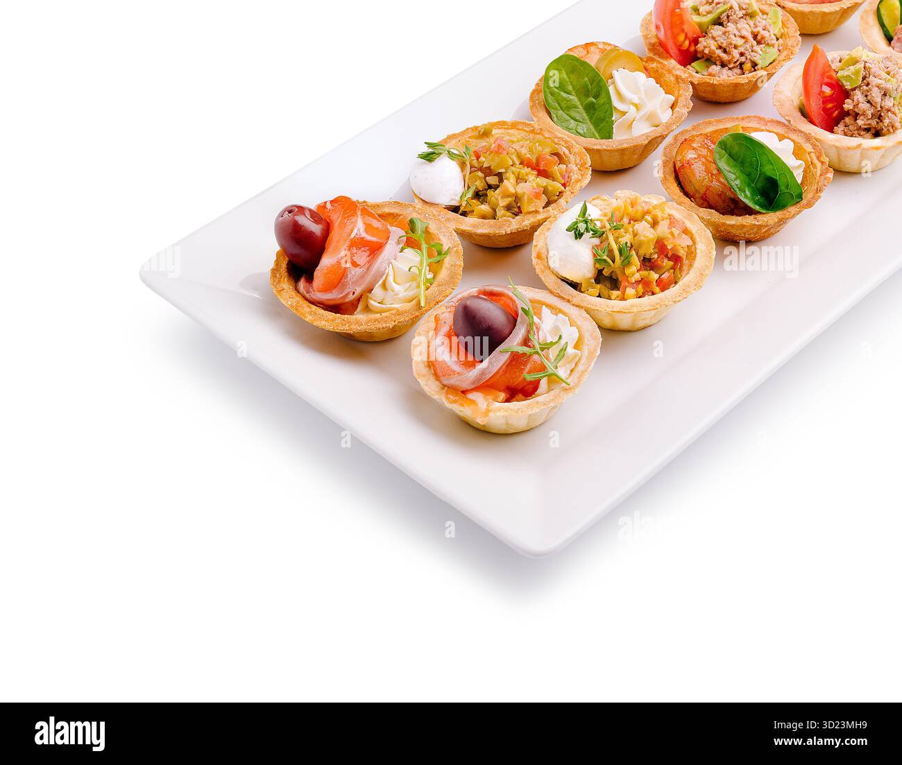 Assiette de hors-d'œuvre colorée avec des tartes salées assorties sur une assiette blanche Banque D'Images