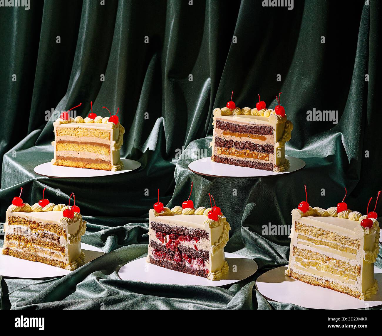 Délicieux assortiment de gâteaux superposés sur un fond de velours vert Banque D'Images