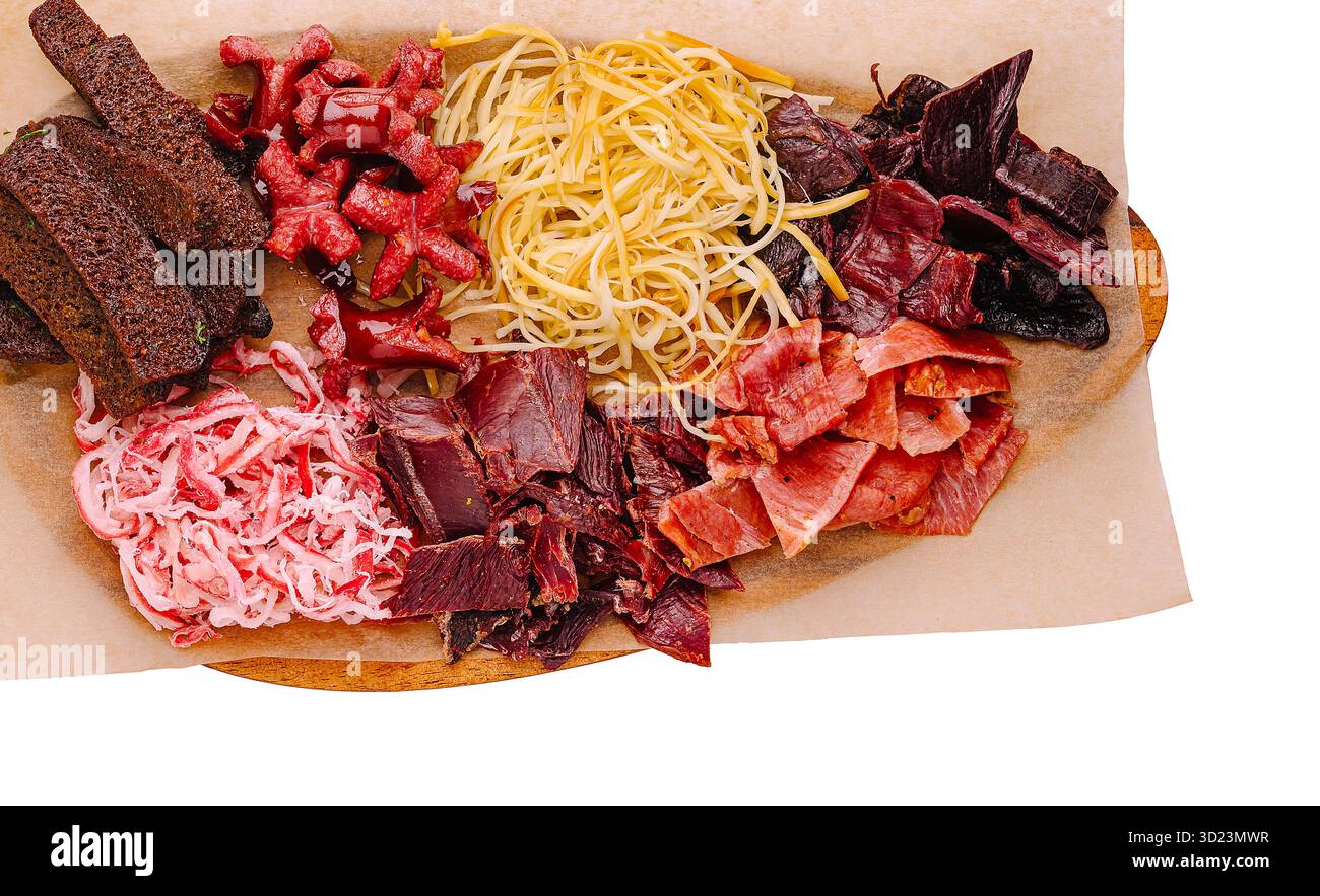 Variété de viandes séchées et nouilles affichées sur une planche de bois Banque D'Images