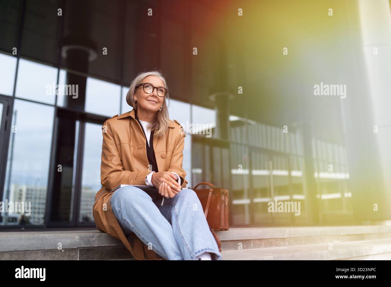 Portrait d'une femme âgée forte sur fond de centre commercial Banque D'Images