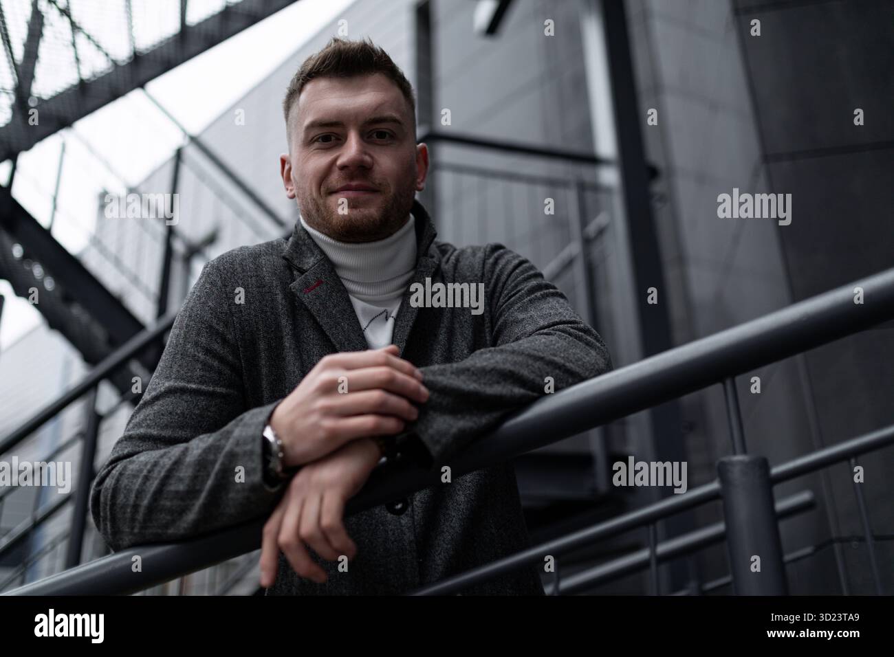Portrait d'un homme fort et brutal sur une volée d'escaliers Banque D'Images