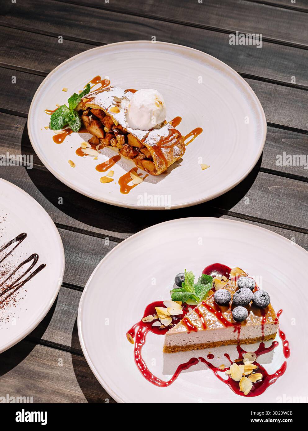 Desserts servis dans un restaurant branché avec une présentation élégante le soir Banque D'Images