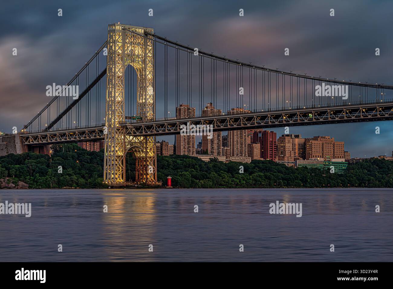 Pont suspendu illuminé avec paysage urbain au crépuscule sur les eaux calmes de la rivière. New York City, NY, États-Unis George Washington Bridge, Hudson River Banque D'Images