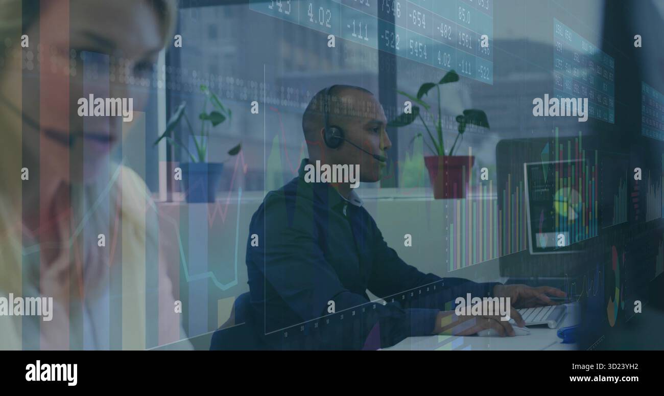 Appeler l'agent en chemise bleu foncé tapant sur l'ordinateur portant casque dans le bureau, espace de copie Banque D'Images
