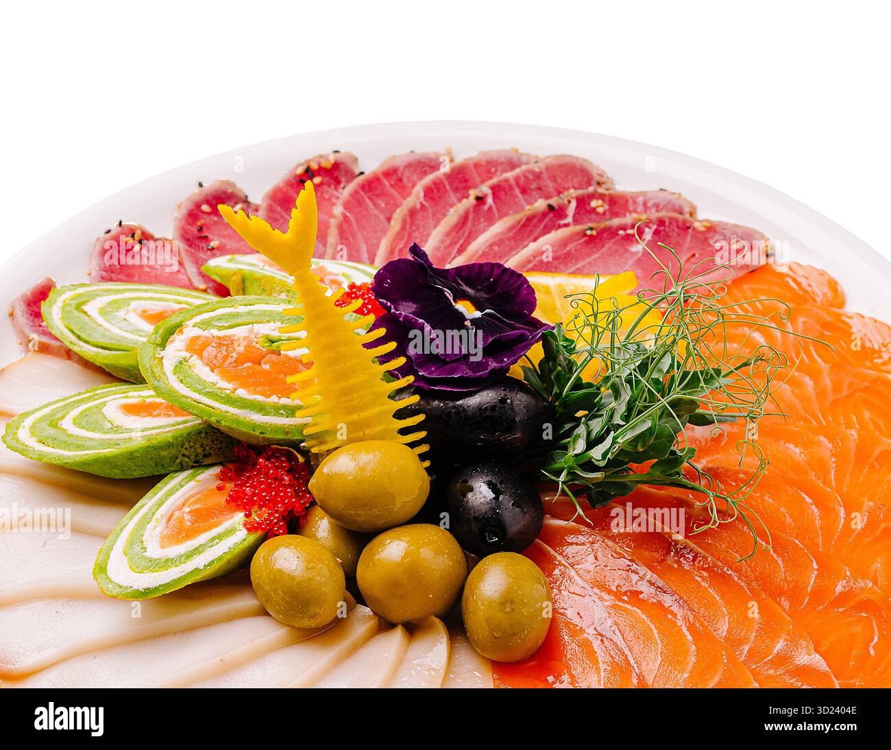 Un plateau vibrant présente une gamme de sashimi, de rouleaux de sushi et de garnitures. La sélection comprend divers poissons, légumes et éléments décoratifs, Banque D'Images