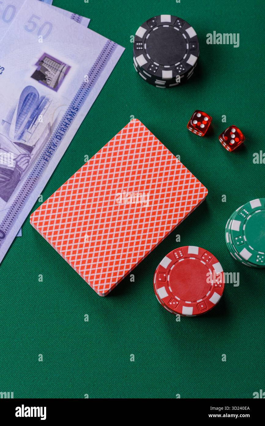 Jeu de casino aux Émirats arabes Unis, dirham, jetons, cartes. Jeux d'argent dans les casinos aux Émirats Banque D'Images