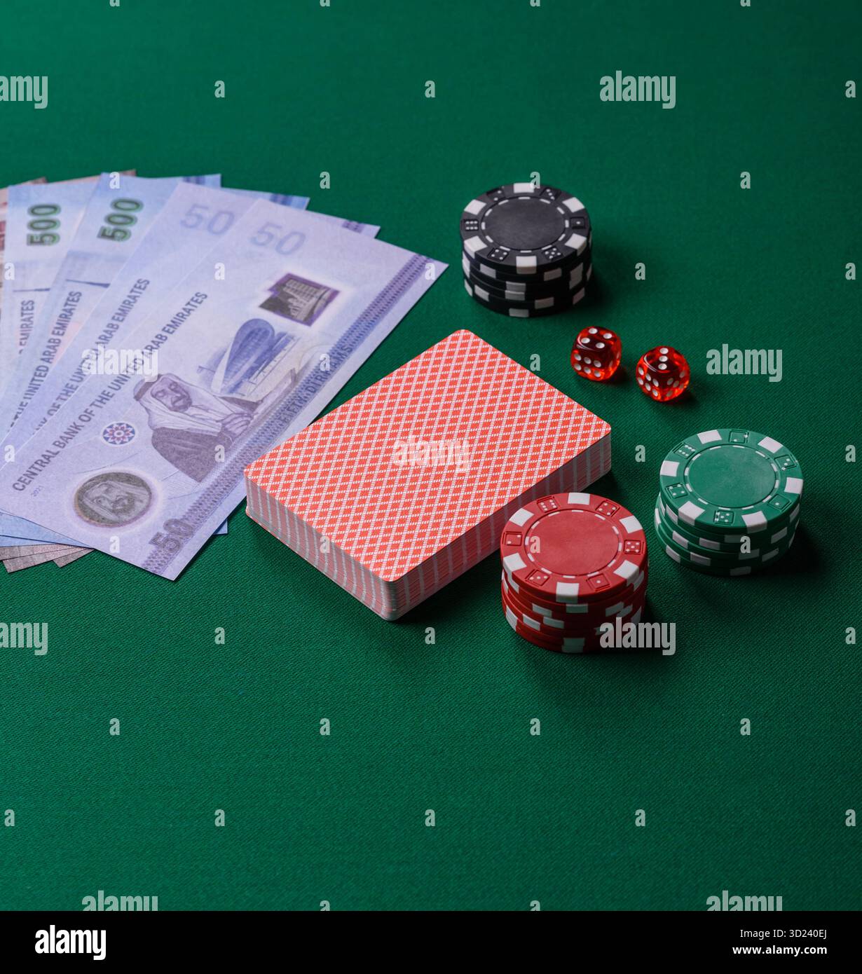 Jeu de casino aux Émirats arabes Unis, dirham, jetons, cartes. Jeux d'argent dans les casinos aux Émirats Banque D'Images
