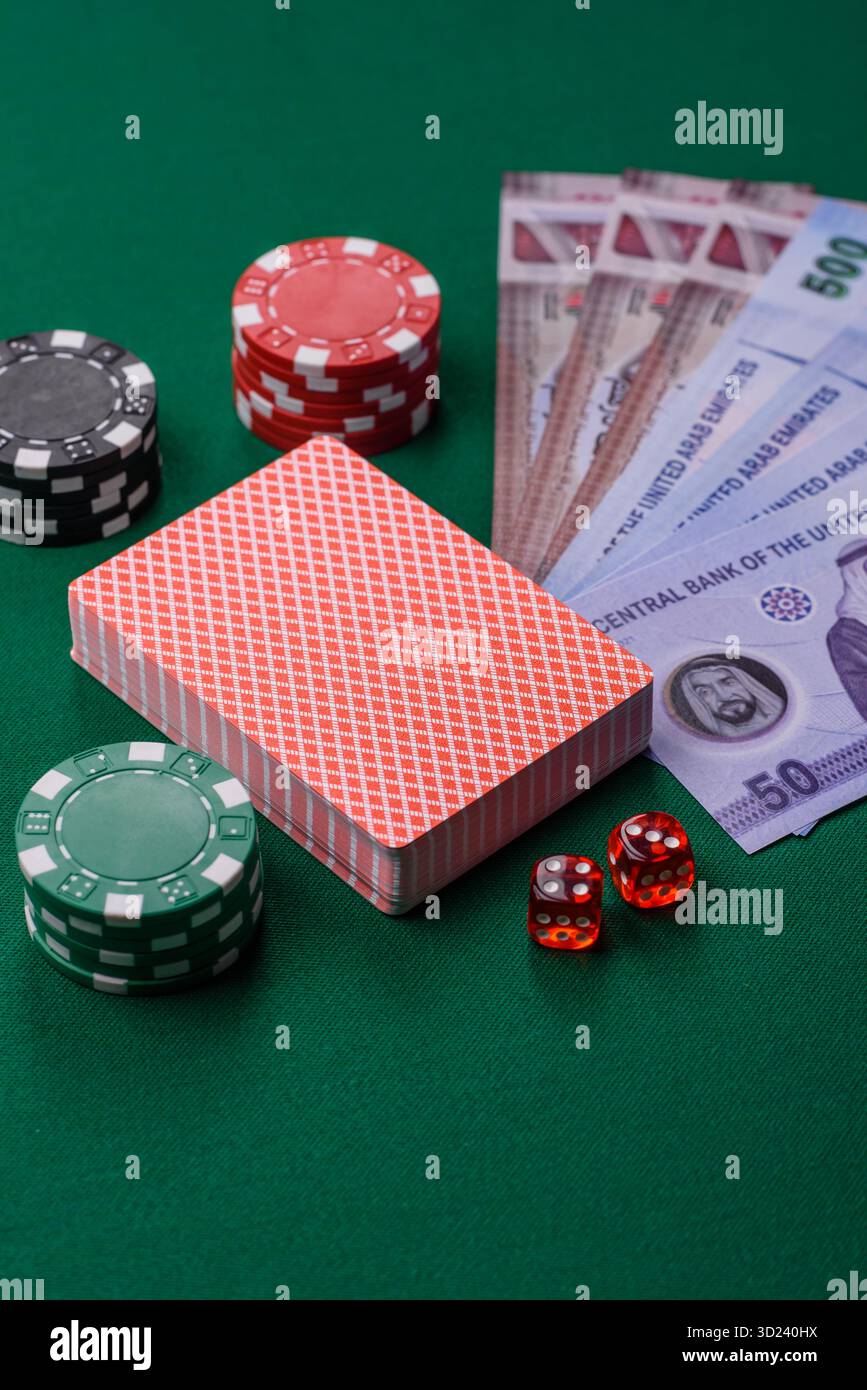 Jeu de casino aux Émirats arabes Unis, dirham, jetons, cartes. Jeux d'argent dans les casinos aux Émirats Banque D'Images