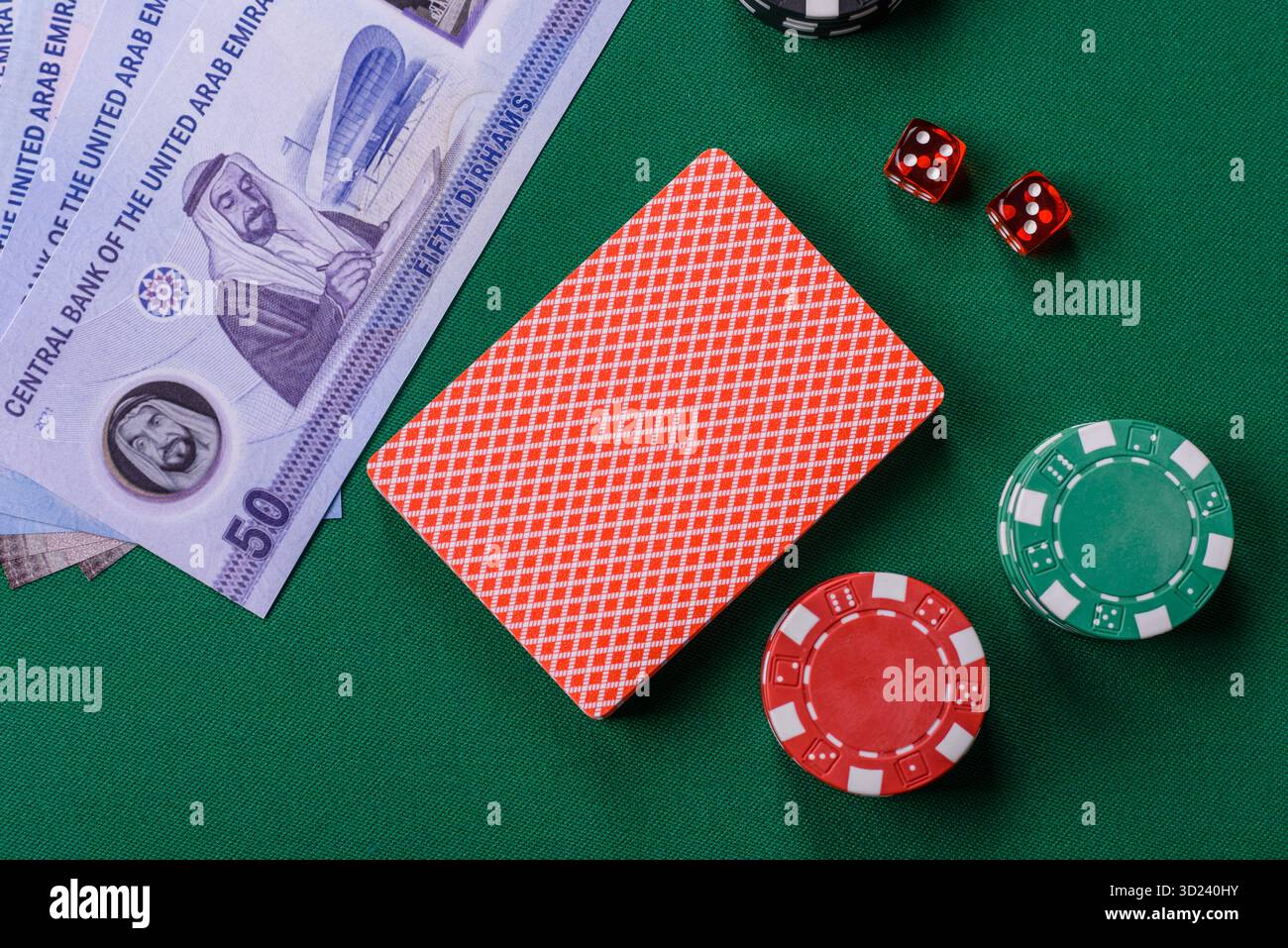 Jeu de casino aux Émirats arabes Unis, dirham, jetons, cartes. Jeux d'argent dans les casinos aux Émirats Banque D'Images