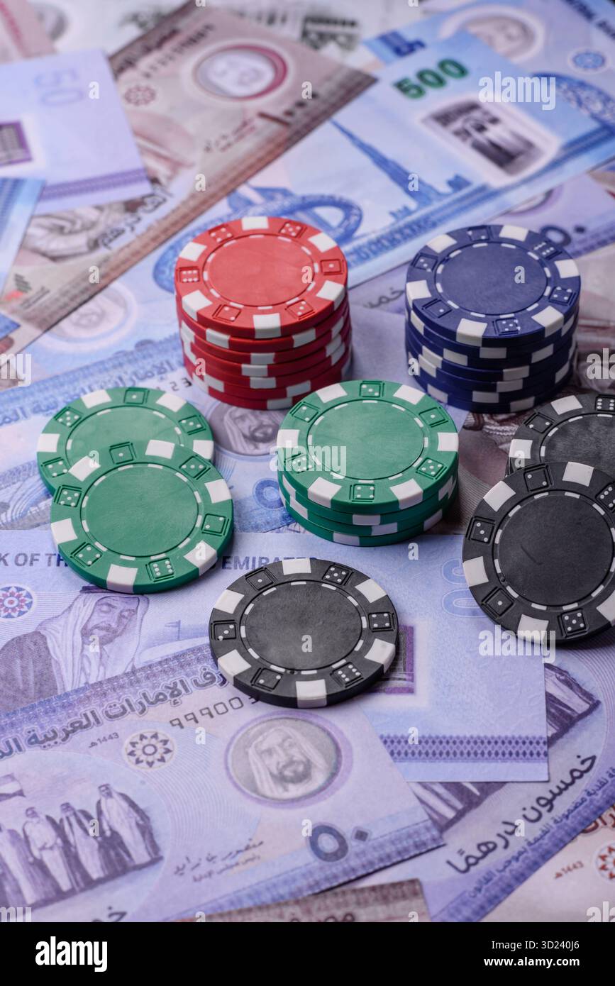 Jeu de casino aux Émirats arabes Unis, dirham, jetons, cartes. Jeux d'argent dans les casinos aux Émirats Banque D'Images