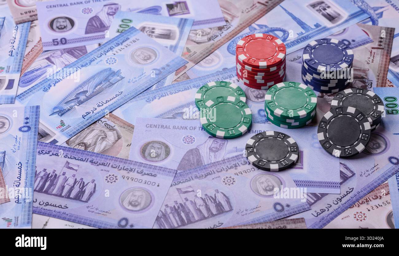 Jeu de casino aux Émirats arabes Unis, dirham, jetons, cartes. Jeux d'argent dans les casinos aux Émirats Banque D'Images