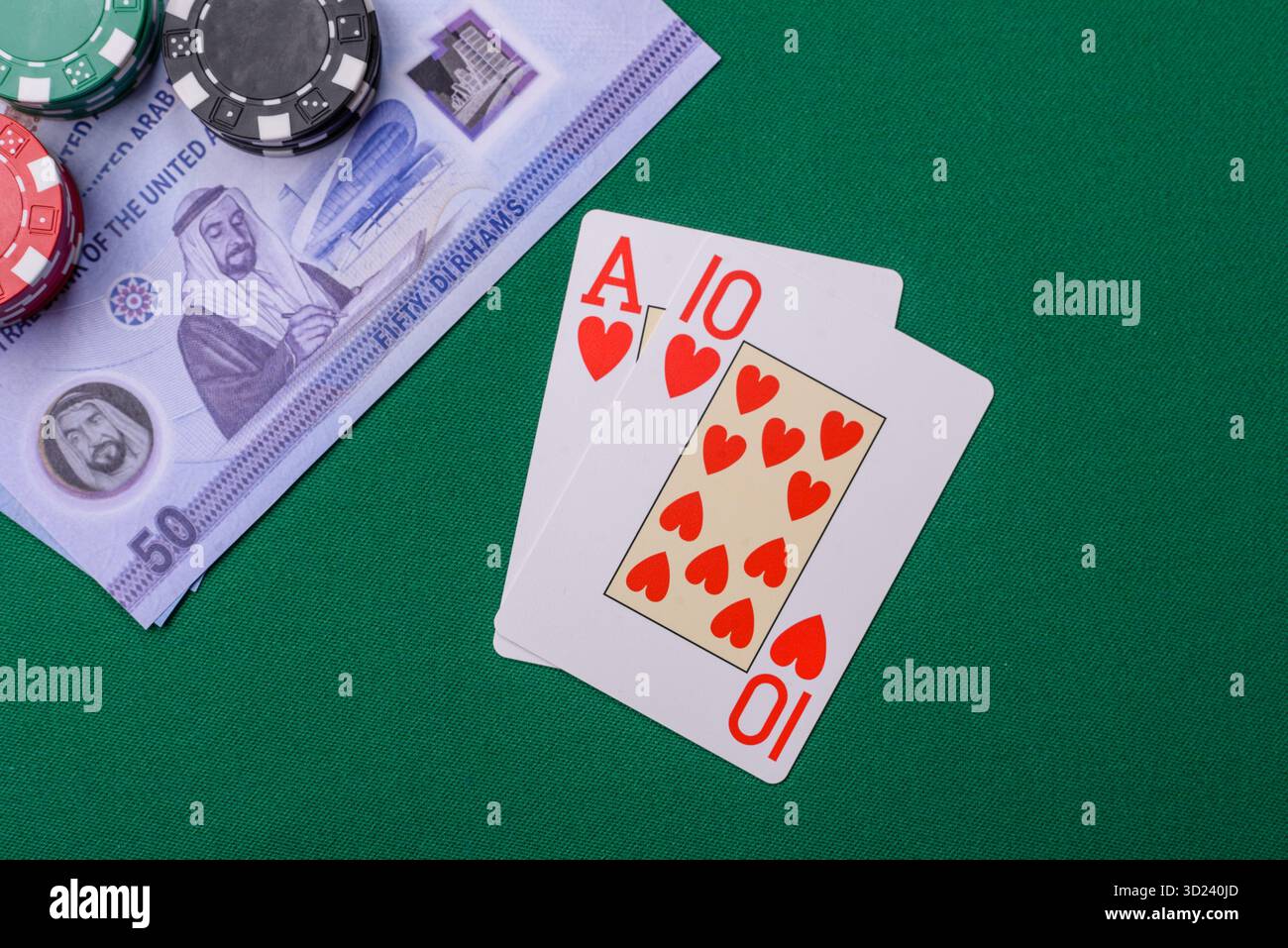 Jeu de casino aux Émirats arabes Unis, dirham, jetons, cartes. Jeux d'argent dans les casinos aux Émirats Banque D'Images