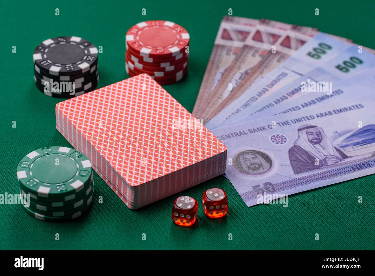 Jeu de casino aux Émirats arabes Unis, dirham, jetons, cartes. Jeux d'argent dans les casinos aux Émirats Banque D'Images
