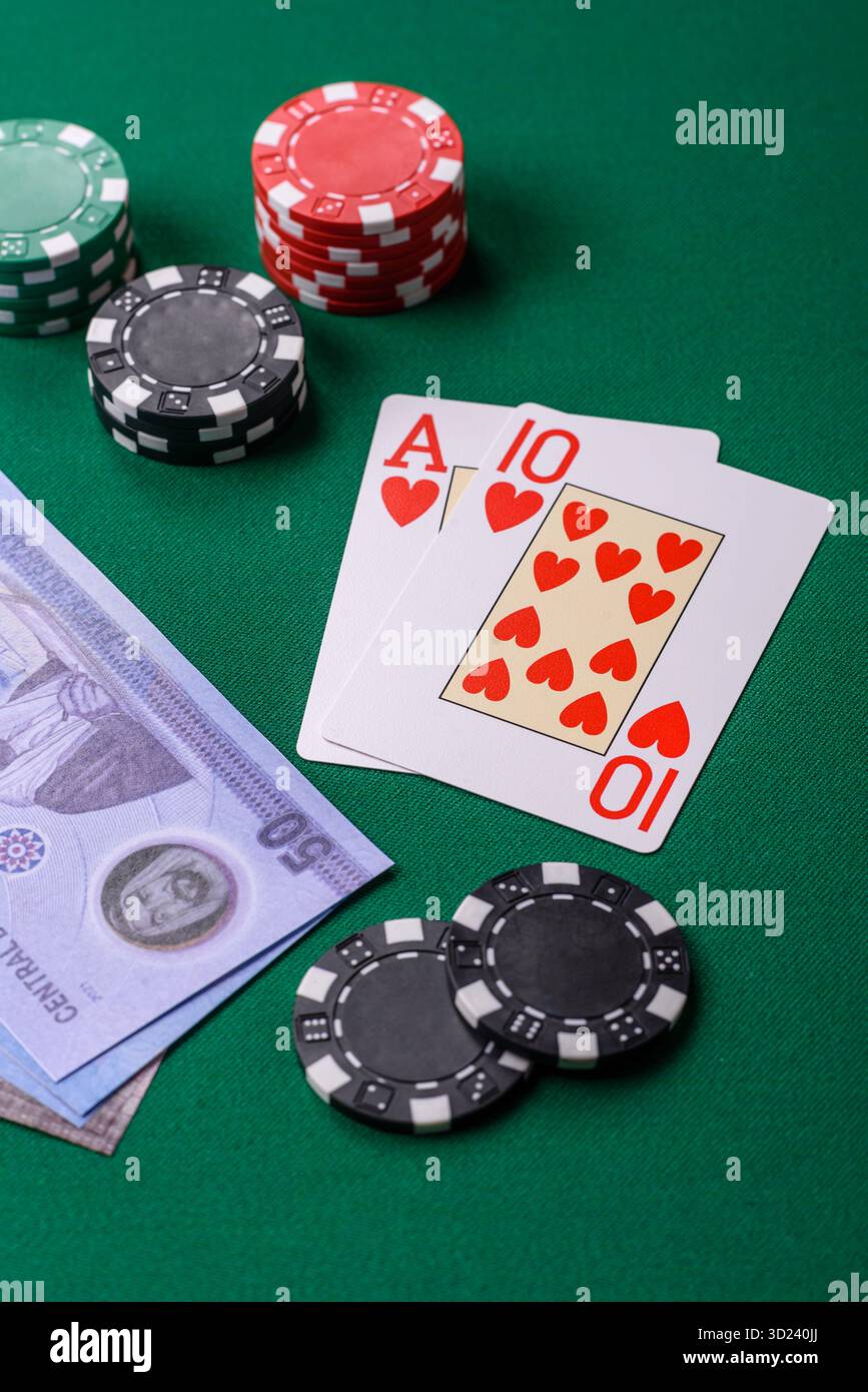 Jeu de casino aux Émirats arabes Unis, dirham, jetons, cartes. Jeux d'argent dans les casinos aux Émirats Banque D'Images