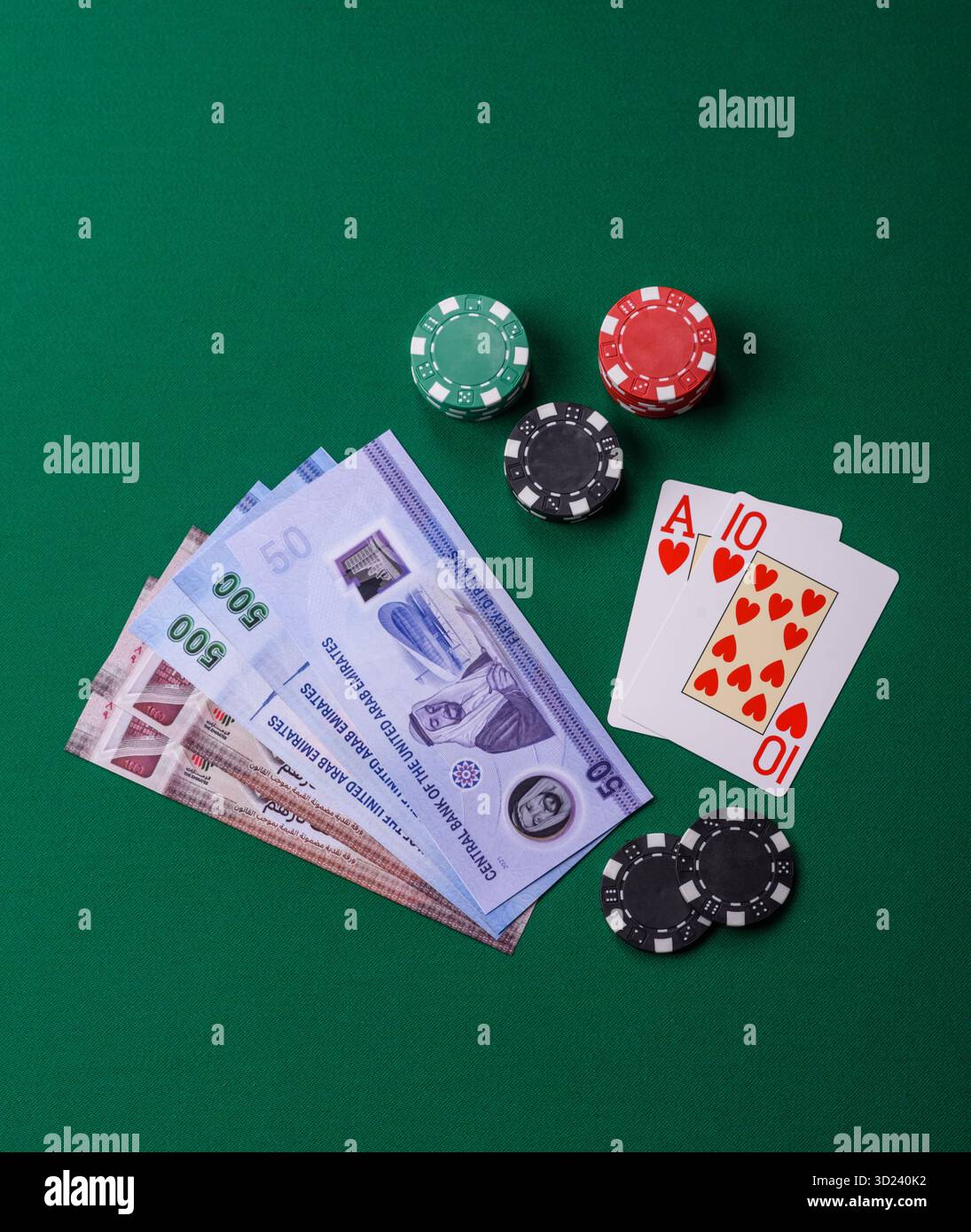Jeu de casino aux Émirats arabes Unis, dirham, jetons, cartes. Jeux d'argent dans les casinos aux Émirats Banque D'Images