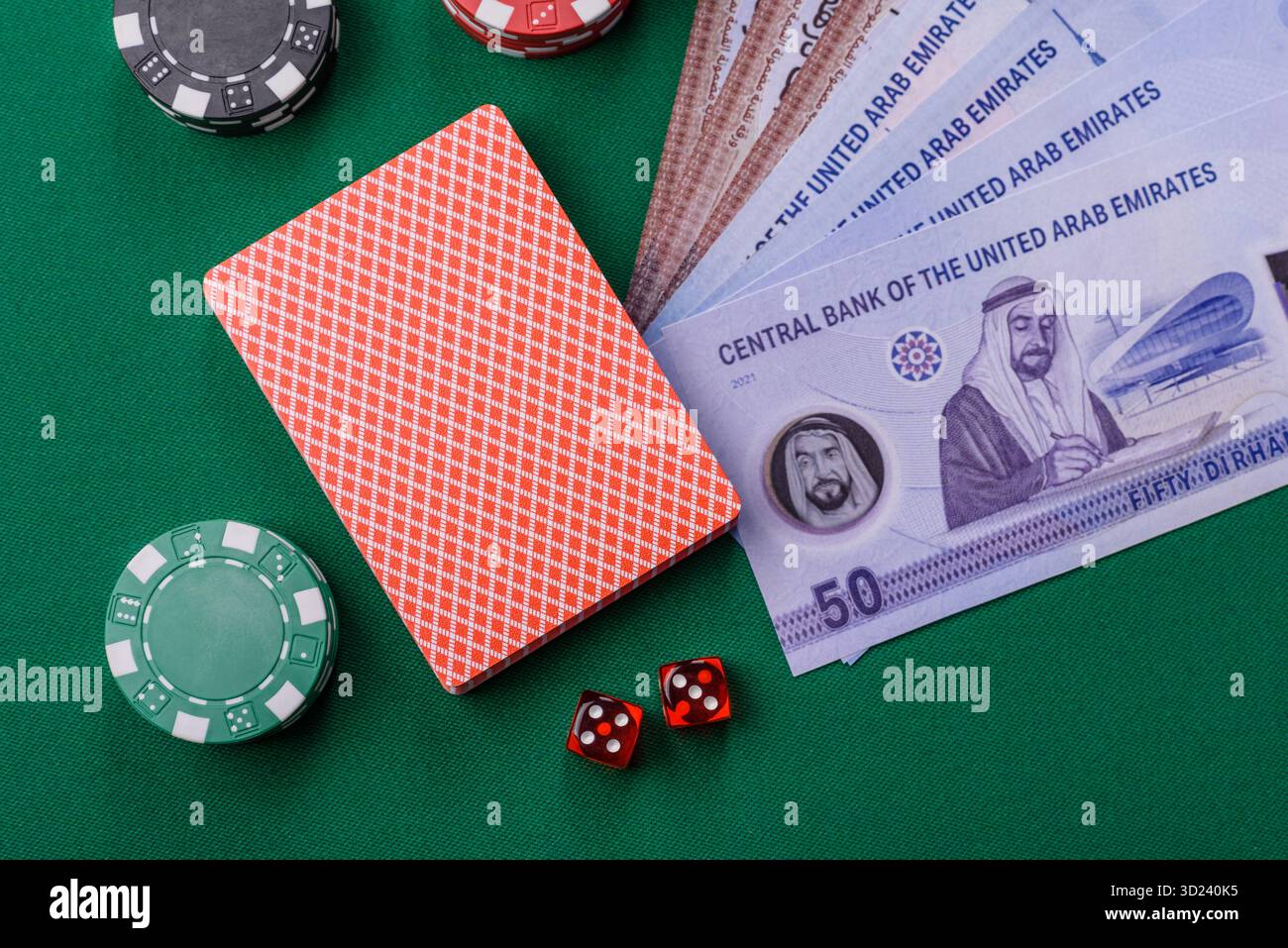Jeu de casino aux Émirats arabes Unis, dirham, jetons, cartes. Jeux d'argent dans les casinos aux Émirats Banque D'Images
