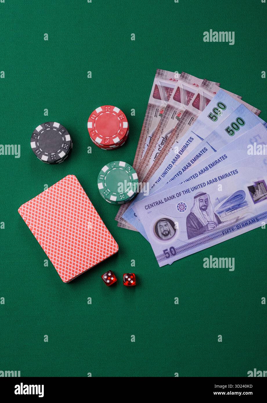 Jeu de casino aux Émirats arabes Unis, dirham, jetons, cartes. Jeux d'argent dans les casinos aux Émirats Banque D'Images
