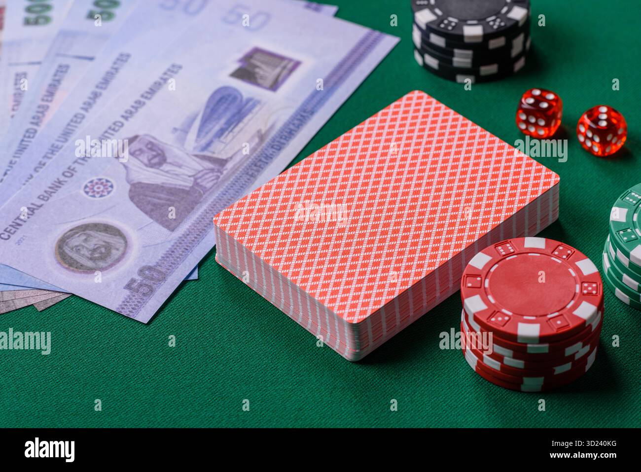 Jeu de casino aux Émirats arabes Unis, dirham, jetons, cartes. Jeux d'argent dans les casinos aux Émirats Banque D'Images