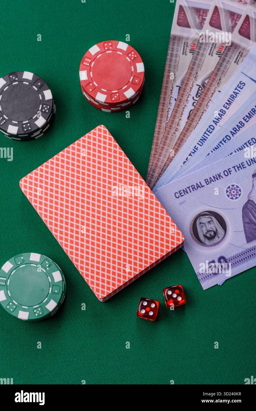 Jeu de casino aux Émirats arabes Unis, dirham, jetons, cartes. Jeux d'argent dans les casinos aux Émirats Banque D'Images