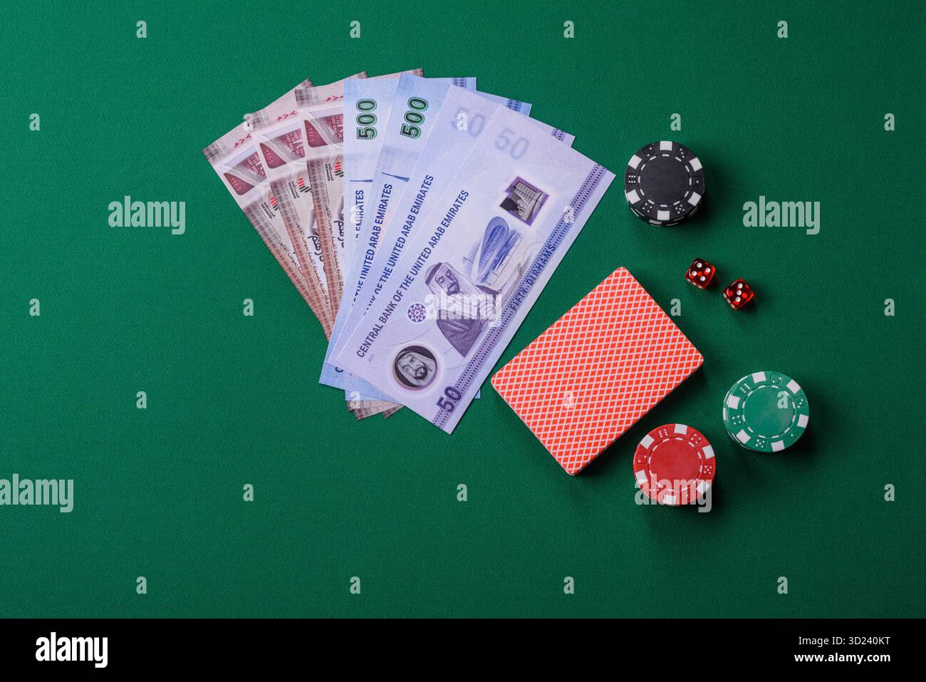 Jeu de casino aux Émirats arabes Unis, dirham, jetons, cartes. Jeux d'argent dans les casinos aux Émirats Banque D'Images