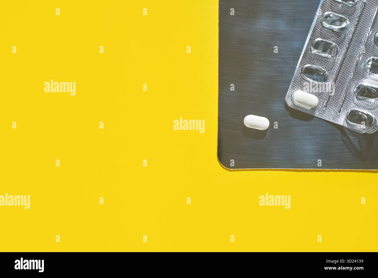 Blister paquet de capsules et comprimé sur fond jaune avec un design moderne Banque D'Images