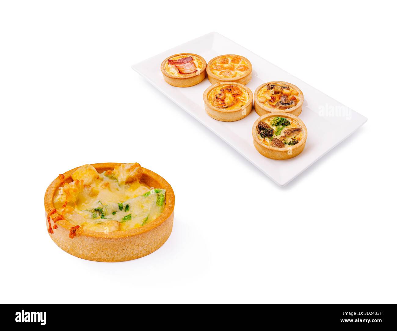 Variété de tartes salées servies sur un plateau dans un cadre décontracté Banque D'Images