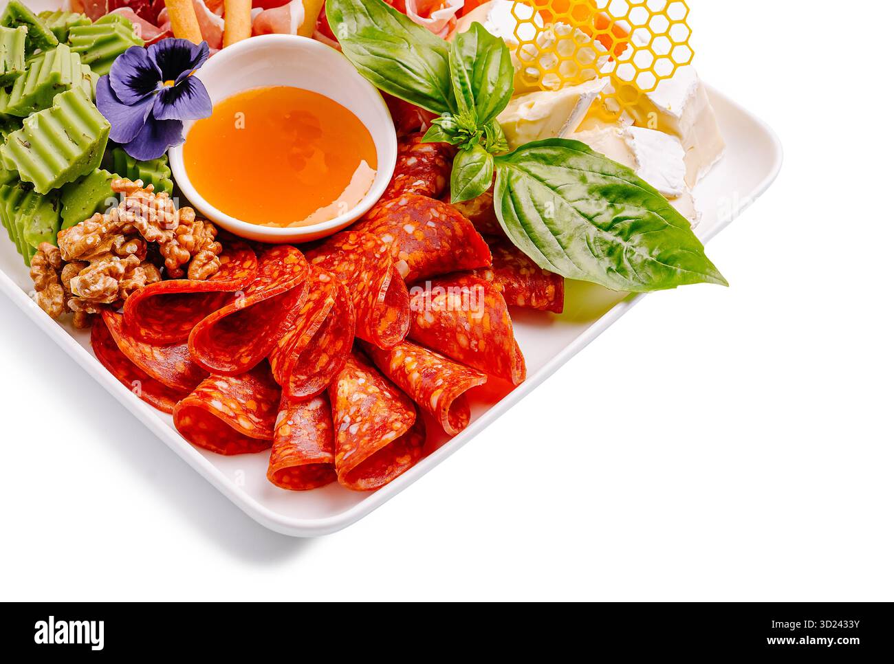 Assiette colorée de charcuteries assorties et d'en-cas gastronomiques servis frais Banque D'Images