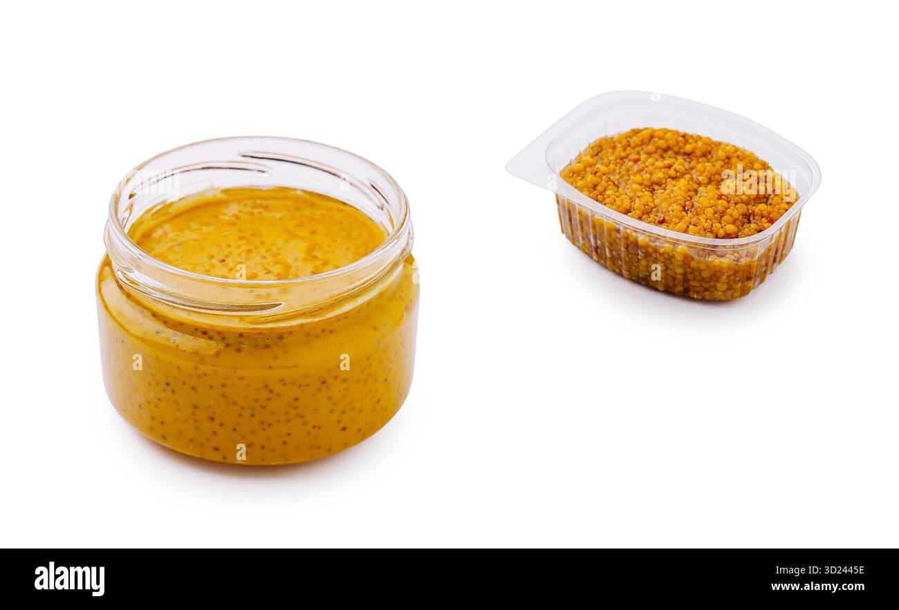 Variétés de moutarde dans un pot en verre et un récipient en plastique à usage culinaire Banque D'Images