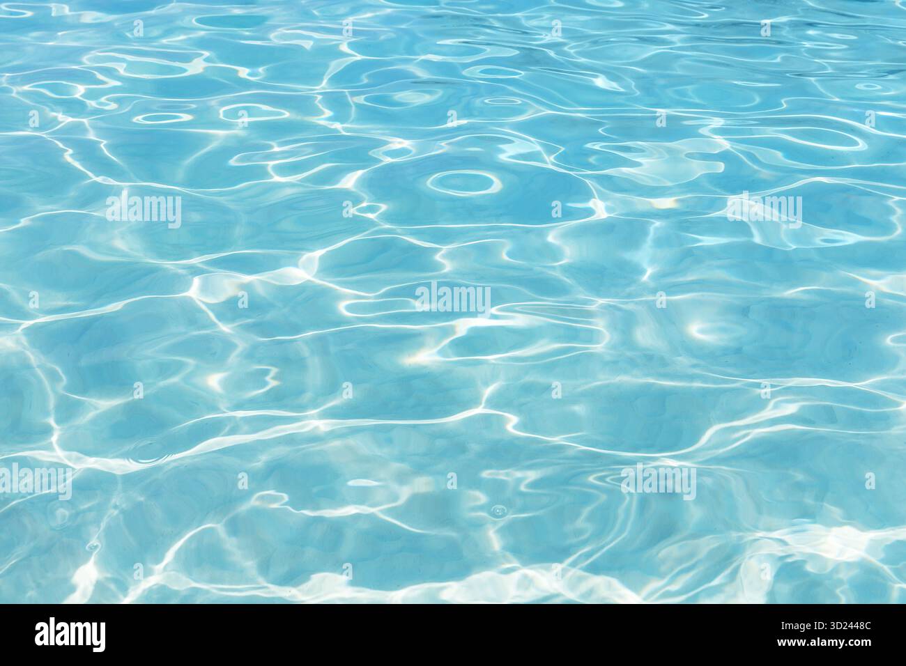Flou flou de la texture de la surface de l'eau turquoise. Eau bleue avec des ondulations à la surface. Banque D'Images