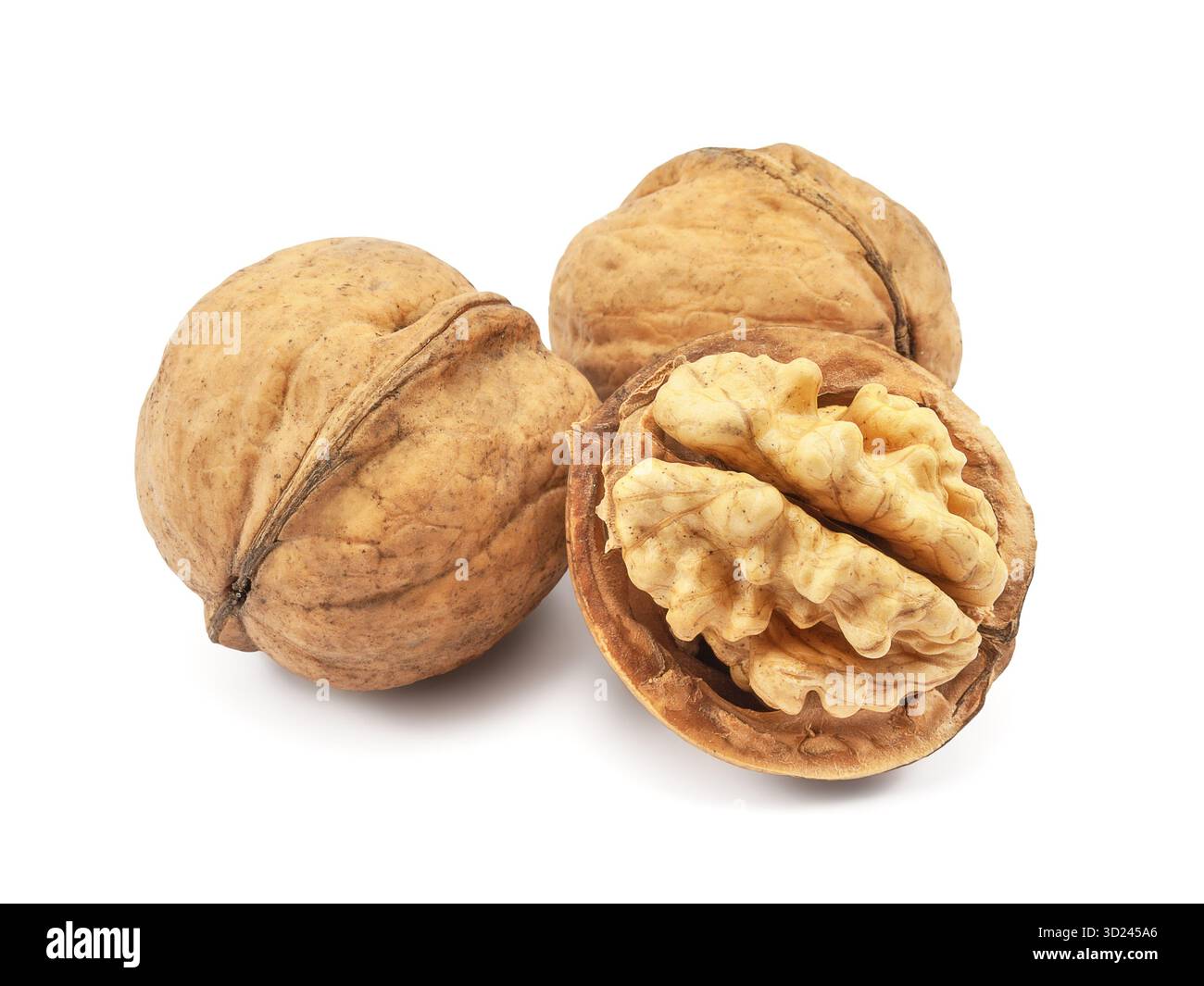 Noix pelée en coquille, isolée sur fond blanc. Banque D'Images