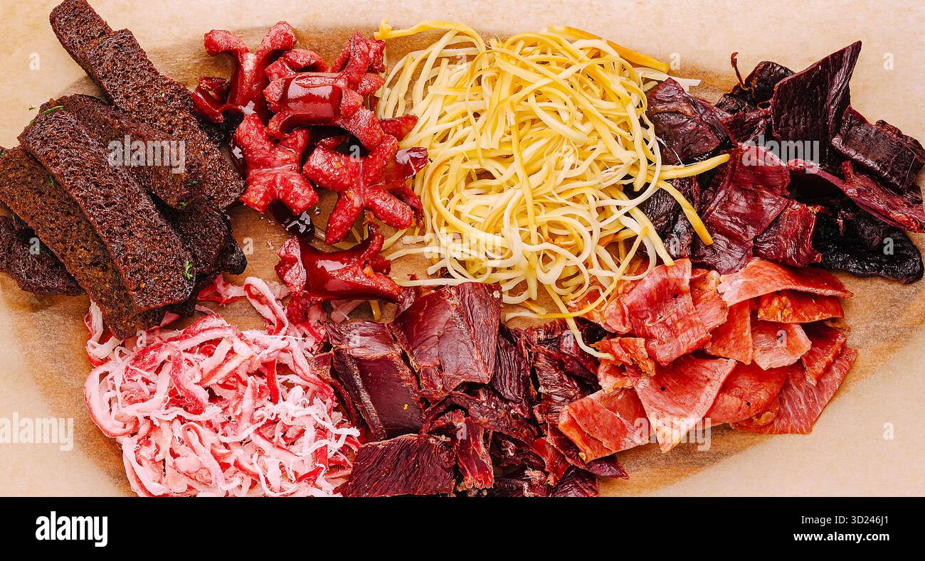 Assortiment de viandes séchées et de nouilles disposées sur un plateau de service Banque D'Images