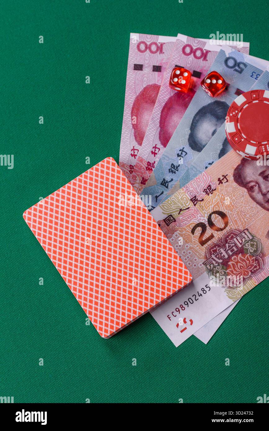 Jeu de casino en Chine, yuan argent, jetons, cartes. Jeux d'argent dans les casinos en Chine Banque D'Images