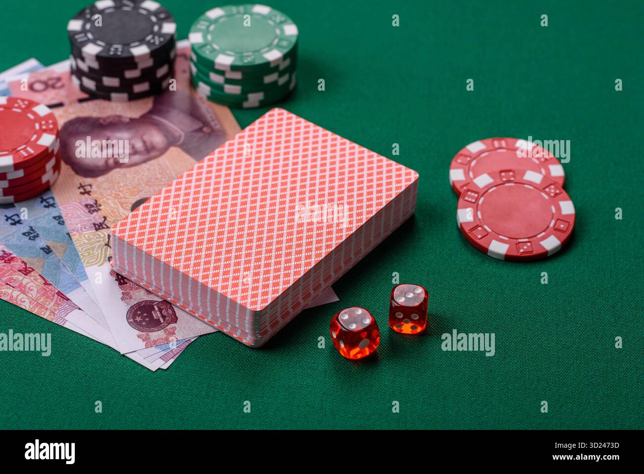Jeu de casino en Chine, yuan argent, jetons, cartes. Jeux d'argent dans les casinos en Chine Banque D'Images