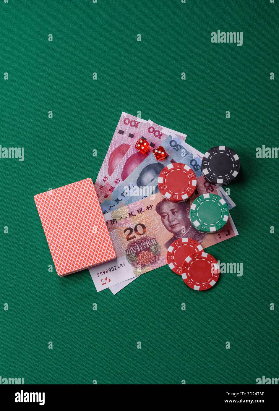 Jeu de casino en Chine, yuan argent, jetons, cartes. Jeux d'argent dans les casinos en Chine Banque D'Images
