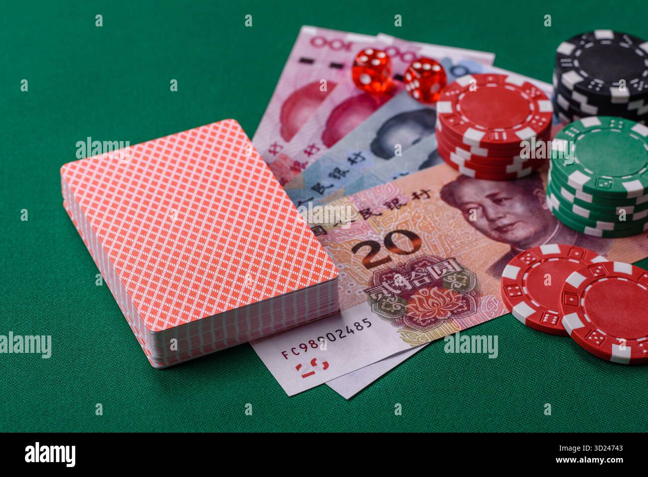 Jeu de casino en Chine, yuan argent, jetons, cartes. Jeux d'argent dans les casinos en Chine Banque D'Images