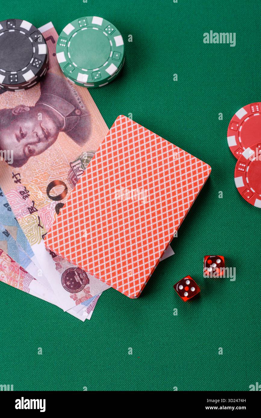 Jeu de casino en Chine, yuan argent, jetons, cartes. Jeux d'argent dans les casinos en Chine Banque D'Images