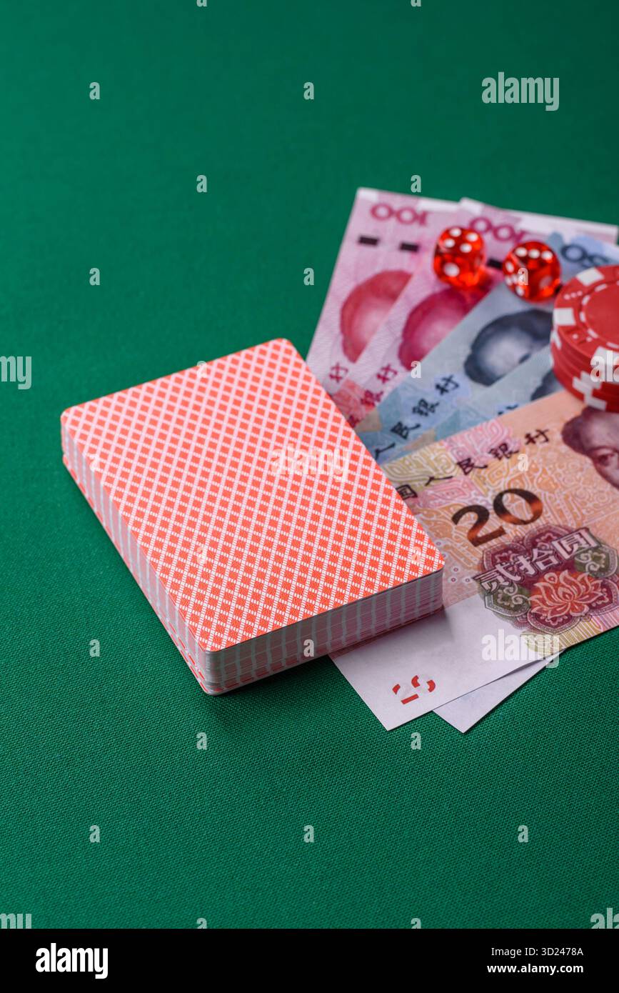 Jeu de casino en Chine, yuan argent, jetons, cartes. Jeux d'argent dans les casinos en Chine Banque D'Images