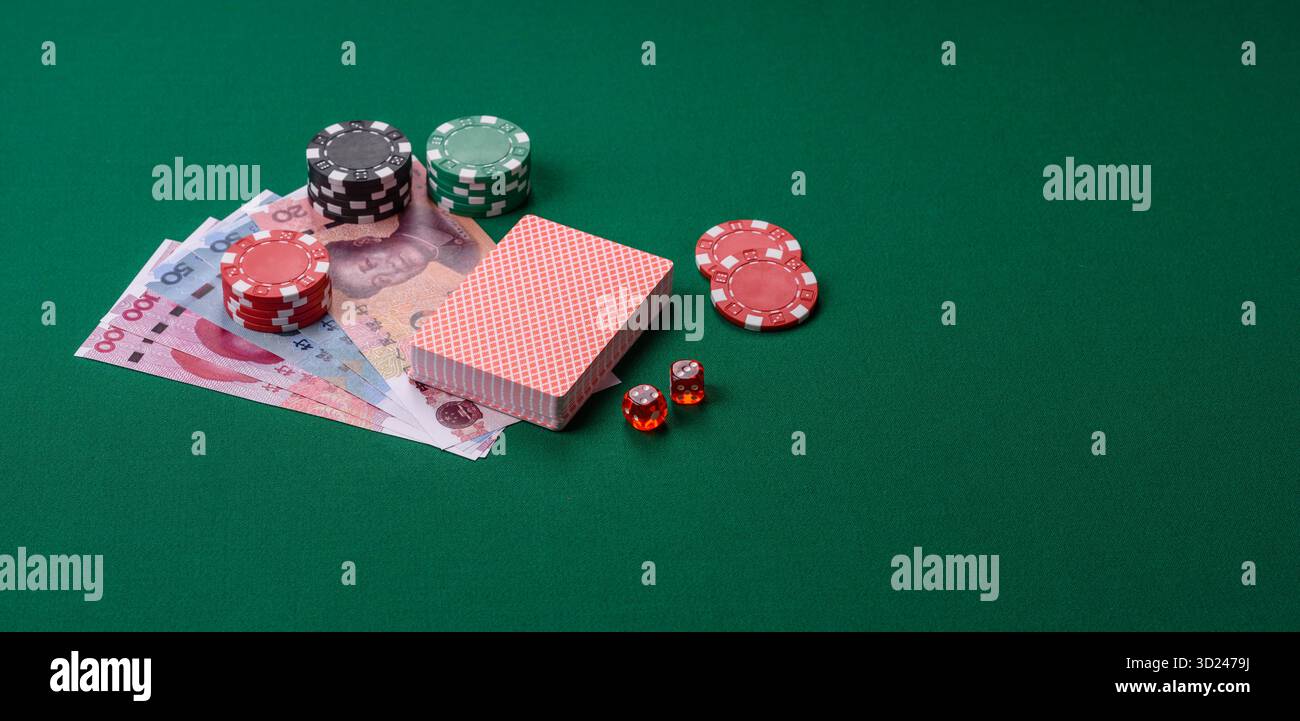 Jeu de casino en Chine, yuan argent, jetons, cartes. Jeux d'argent dans les casinos en Chine Banque D'Images