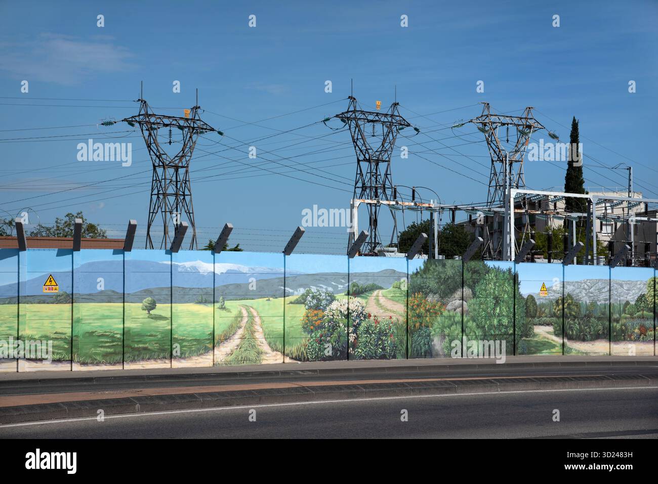 Sous-station électrique ou poste de commutation avec pylônes électriques, transformateurs et clôture de sécurité ou clôture de sécurité décorée ou peinte Banque D'Images