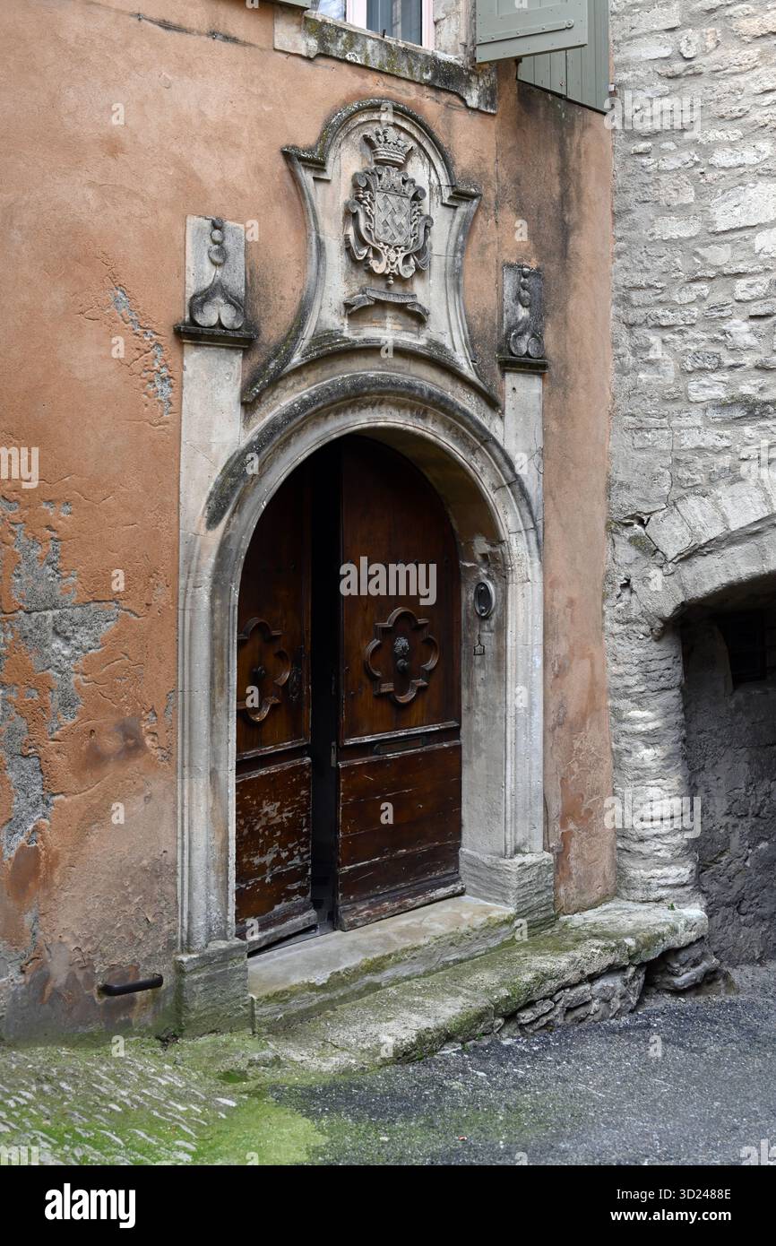 Entrée médiévale et porte de Maison de village historique à Bonnieux Vaucluse Provence France Banque D'Images