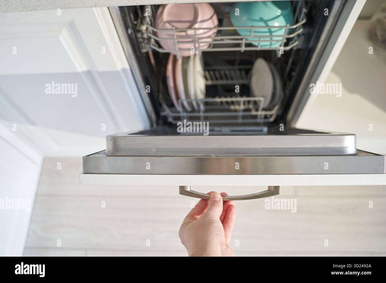 Lave-vaisselle à chargement manuel avec vaisselle dans la vue intérieure de l'appareil de cuisine ouverte Banque D'Images
