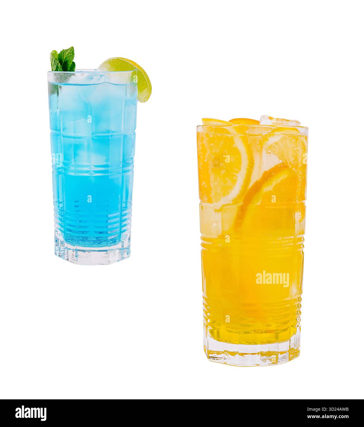 Boissons rafraîchissantes bleues et jaunes servies dans des verres transparents avec de la glace Banque D'Images