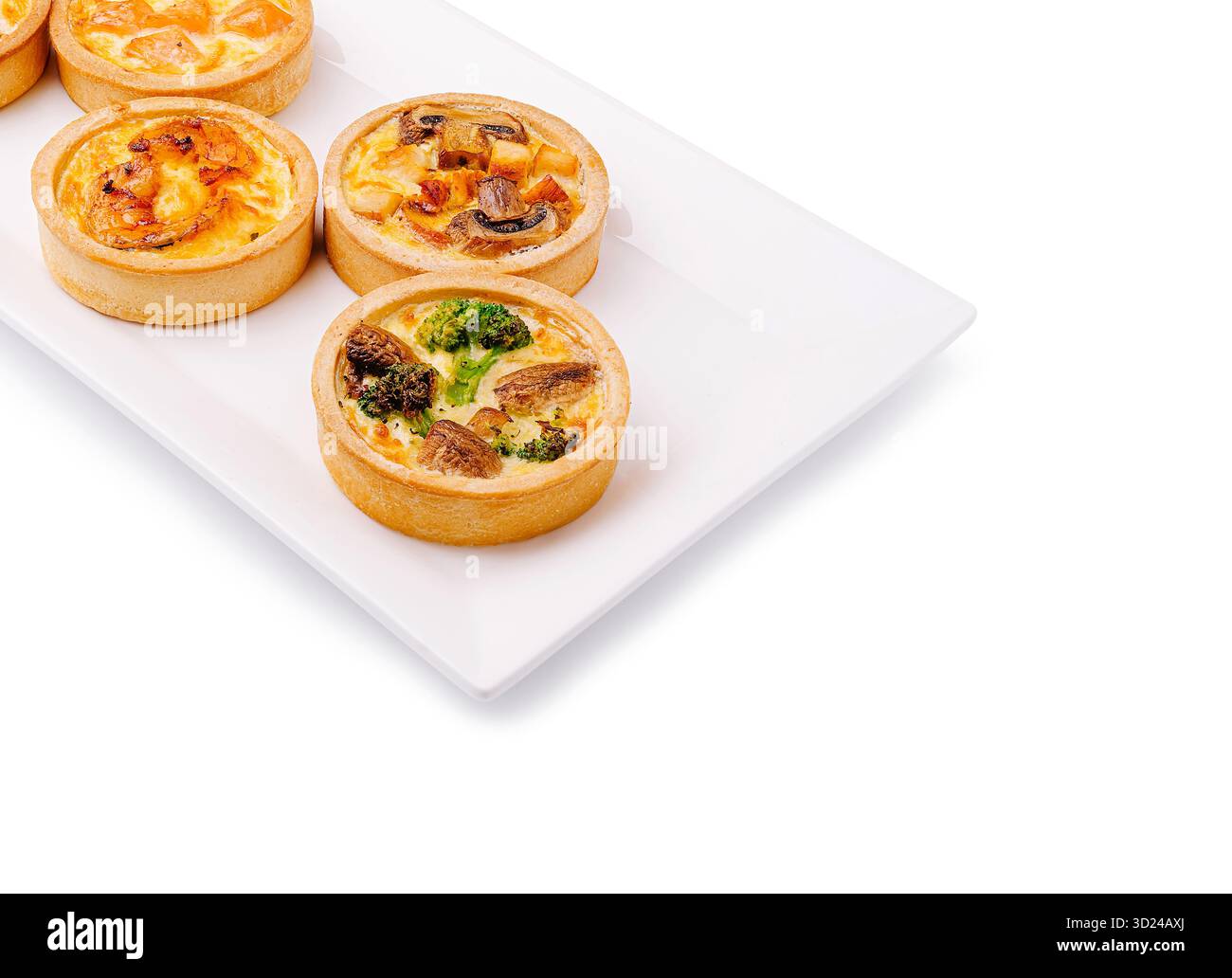 Délicieuses tartes salées servies sur une assiette blanche pour une collation savoureuse Banque D'Images