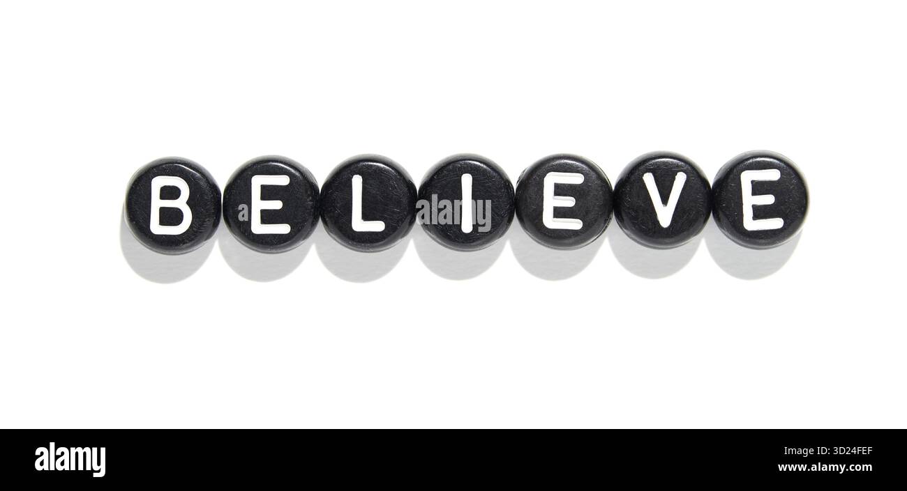 Croyez l'arrangement conceptuel de mot avec des perles noires et des lettres blanches isolées Banque D'Images
