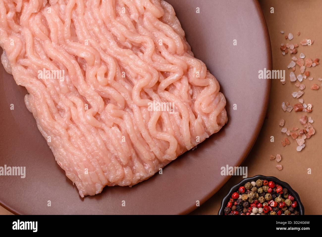 Poulet haché cru pour un hamburger ou comme ingrédient dans un plat de viande. Poulet haché cru Banque D'Images