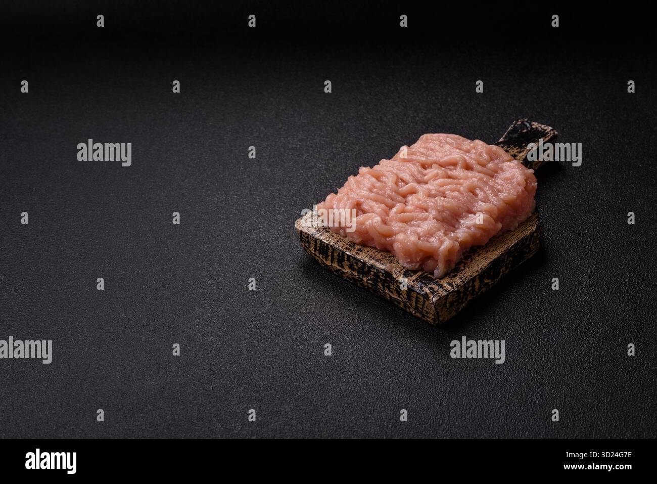 Poulet haché cru pour un hamburger ou comme ingrédient dans un plat de viande. Poulet haché cru Banque D'Images