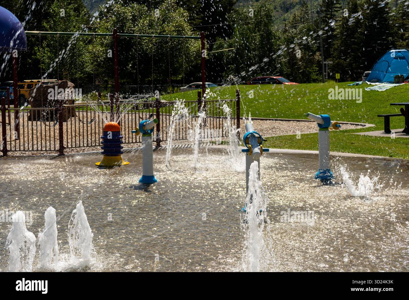Un tampon rafraîchissant avec diverses fonctions de pulvérisation pour le plaisir estival. Waterton, Alb Banque D'Images